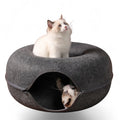 Cama túnel redonda ANIMALZO de fieltro gris para gatos con orificio de ventilación y dos gatitos jugando