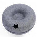 Cama túnel redonda ANIMALZO para gatos en fieltro gris con diseño de donut y silueta de gato
