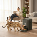 Comedero automático inteligente ANIMALZO gris con pantalla LCD para gatos y perros en un salón moderno
