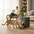Comedero automático inteligente ANIMALZO negro con pantalla LCD para gatos y perros en un salón moderno