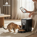 Comedero automático inteligente ANIMALZO negro con control por app, pantalla LCD y gato comiendo en un salón moderno.