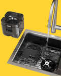 Comedero automático inteligente ANIMALZO negro con piezas desmontables lavándose en un fregadero de cocina