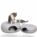 Deux chats gris et blancs explorant un lit tunnel rond interactif ANIMALZO en feutre gris pour le jeu et le repos