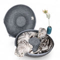 Lit tunnel rond ANIMALZO en feutre gris avec deux chats tigrés se reposant à l'intérieur pour jouer et dormir