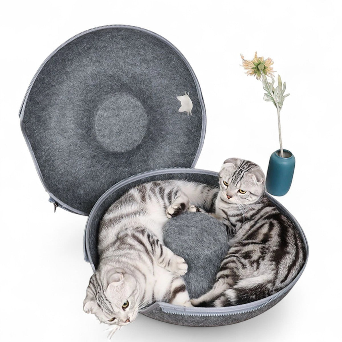 Lit tunnel rond ANIMALZO en feutre gris avec deux chats tigrés se reposant à l'intérieur pour jouer et dormir