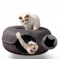 Lit tunnel rond gris ANIMALZO pour chat en feutre doux, idéal pour le jeu et le repos avec deux chats qui s'amusent.