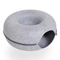 Lit tunnel rond ANIMALZO gris en feutre pour chat, offrant un espace de jeu et de repos confortable et interactif.
