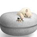 Lit tunnel rond gris ANIMALZO pour chat avec un chat blanc jouant sur le dessus et un autre regardant par l'ouverture