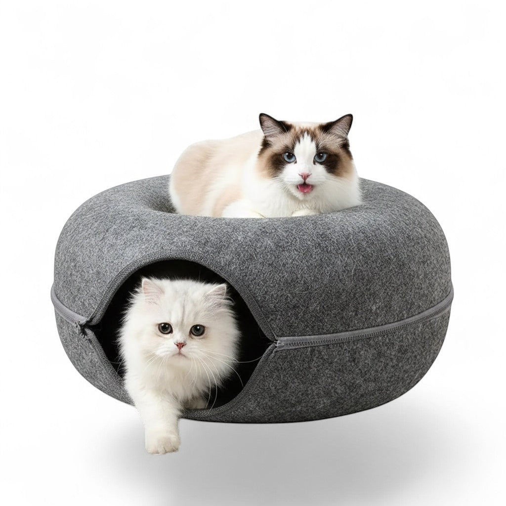 Lit tunnel rond ANIMALZO en feutre gris avec deux chats, un à l'intérieur et un sur le dessus, pour jouer et dormir.