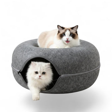 Lit tunnel rond ANIMALZO en feutre gris avec deux chats, un à l'intérieur et un sur le dessus, pour jouer et dormir.