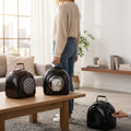 Sac de transport ANIMALZO en forme de capsule spatiale noire avec fenêtre panoramique pour chat dans un salon