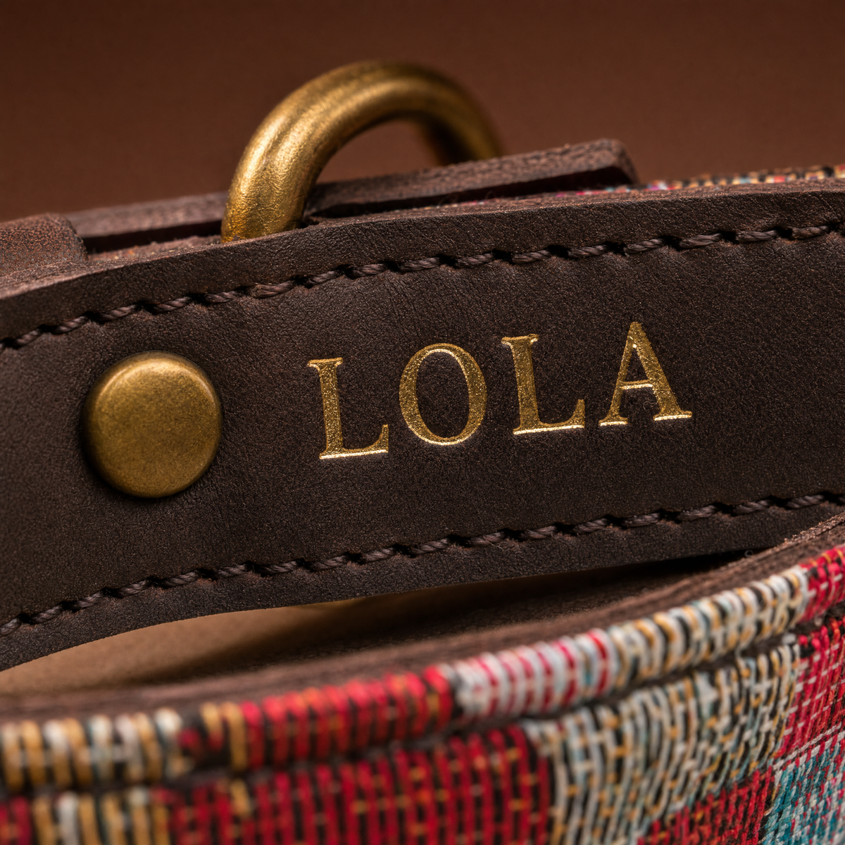 Collar Patio, detalle del nombre grabado en oro