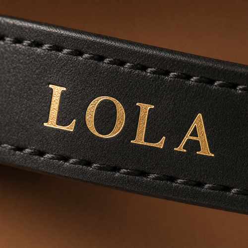 Collar Confort, detalle del nombre grabado en oro