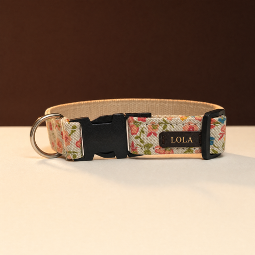 Collar Fiesta Animalzo, tela estampada con nombre grabado, foto de estudio