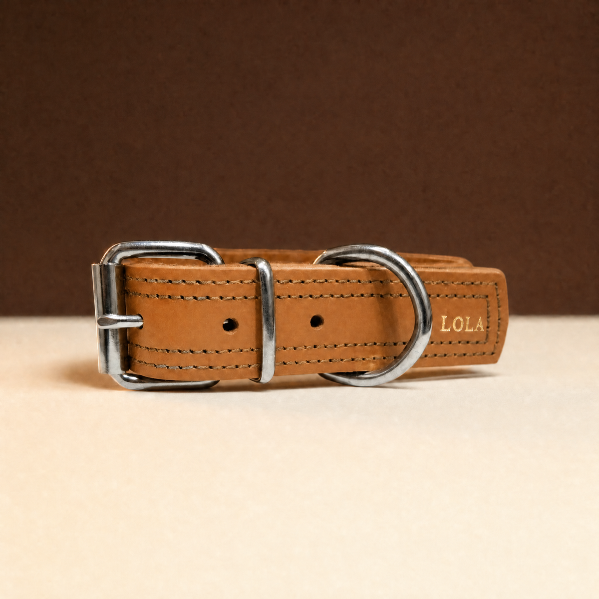 Collar Fuerte camel con doble costura y nombre en oro