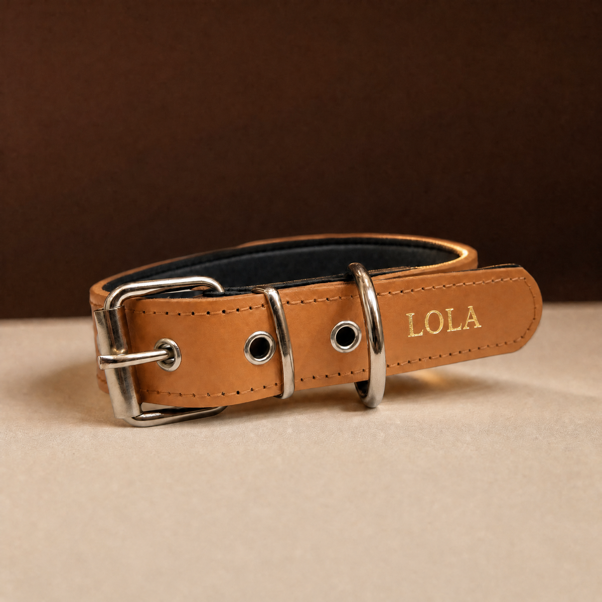 Collar Diario camel con el nombre grabado en oro