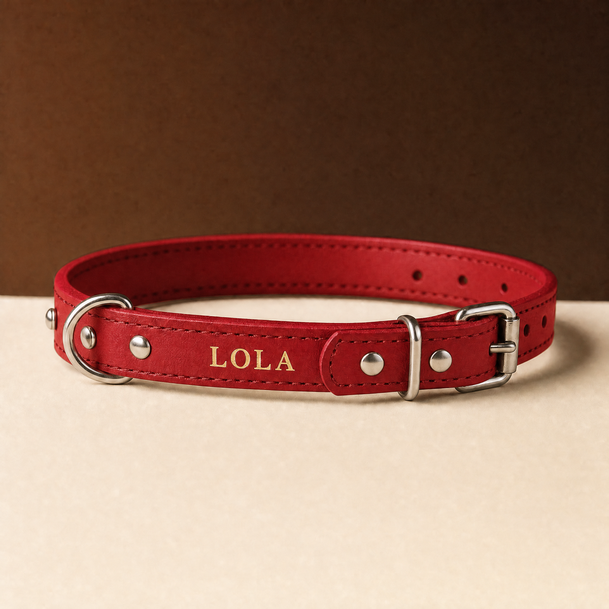 Collar Confort rojo con el nombre grabado en oro