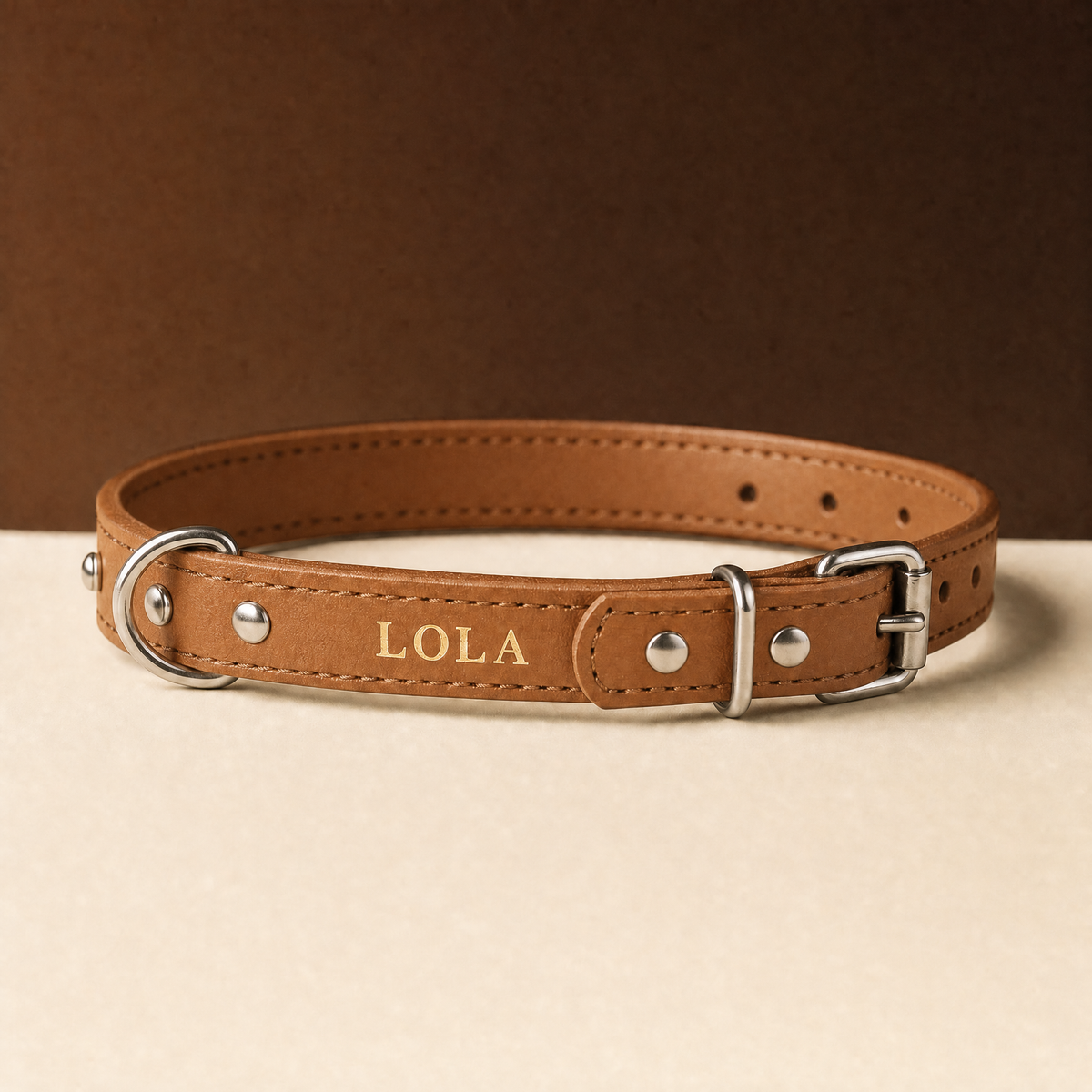 Collar Confort camel con el nombre grabado en oro