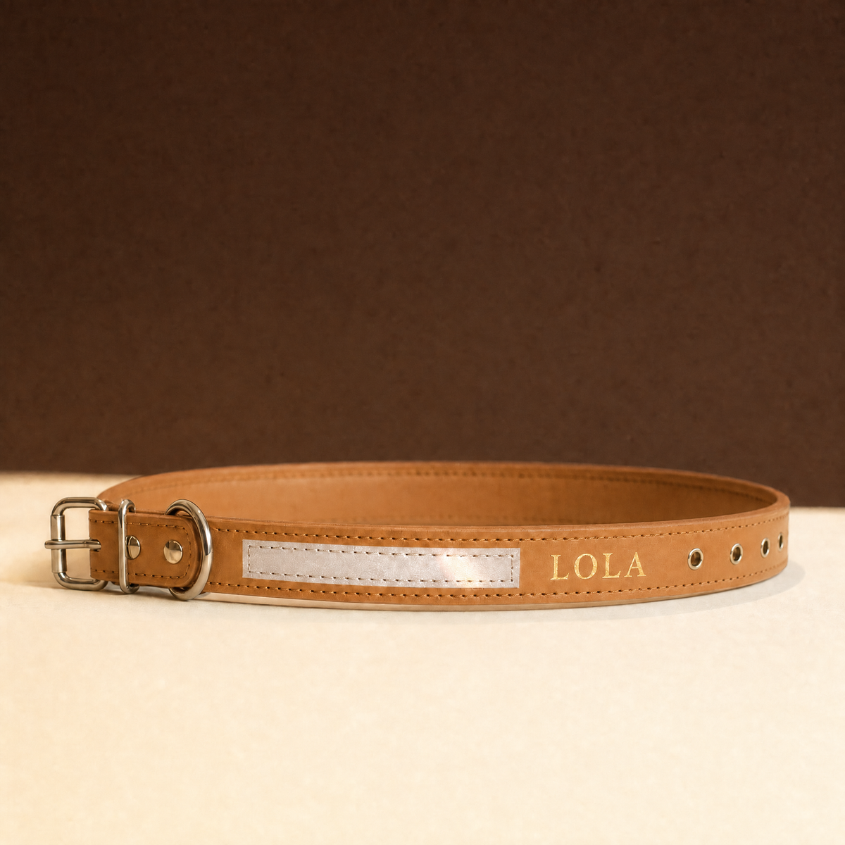 Collar Noche camel reflectante con el nombre grabado en oro