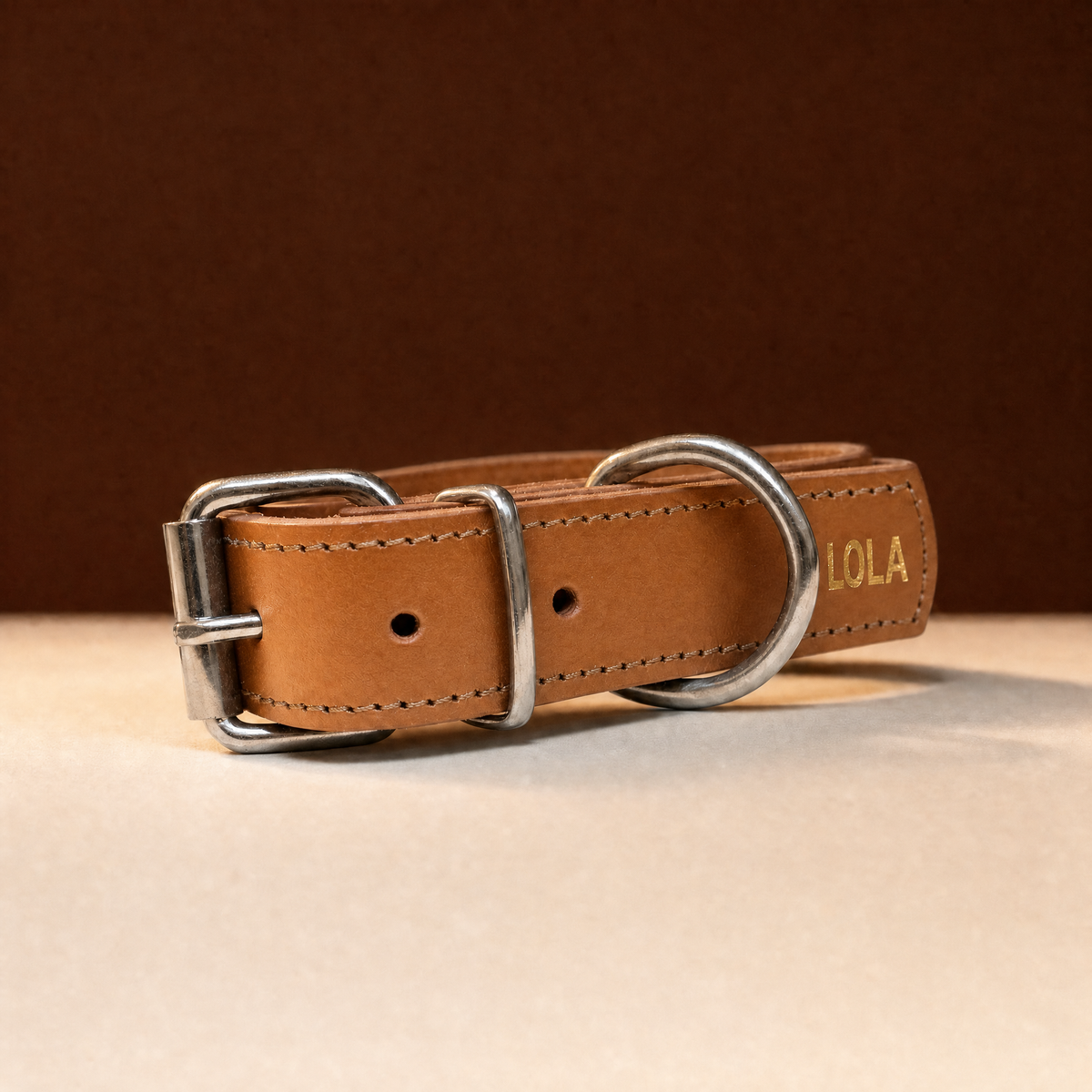 Collar Clásico camel con el nombre grabado en oro