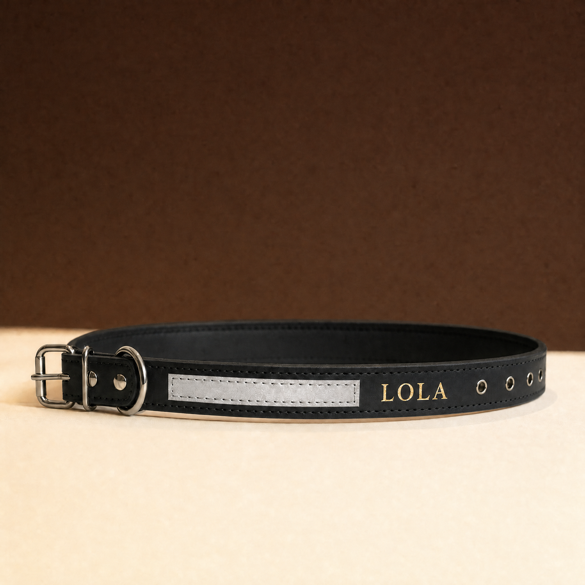 Collar Noche negro reflectante con el nombre grabado en oro