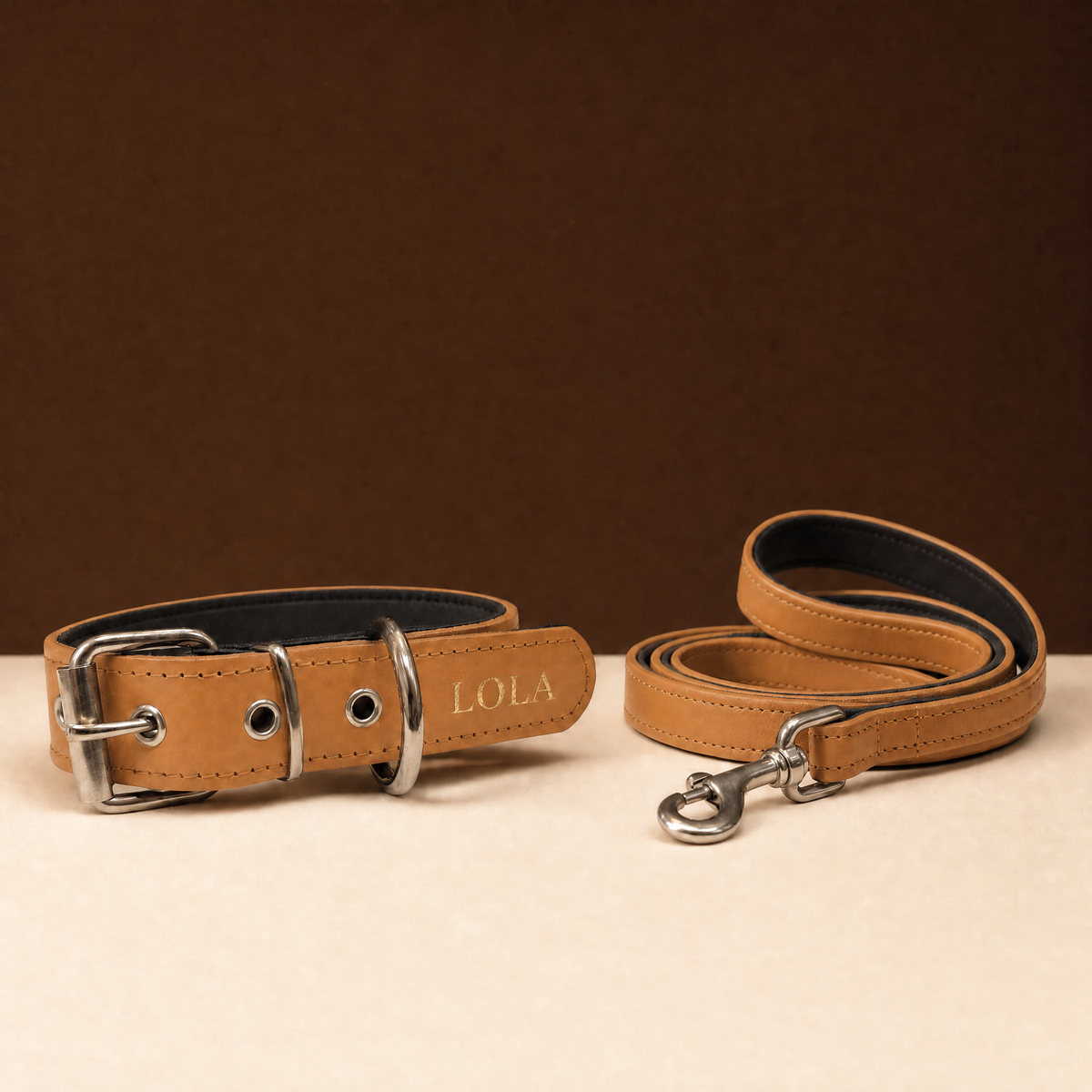 Pack Diario camel, collar y correa grabados en oro