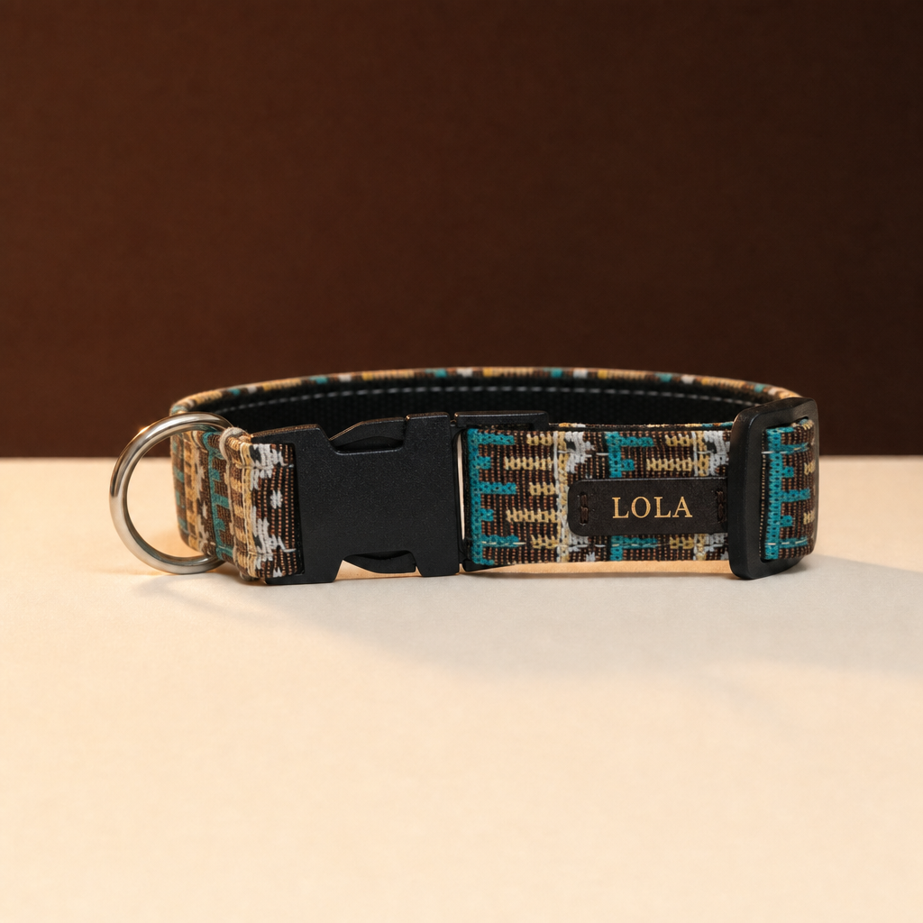 Collar Ruta Animalzo, tela étnica con etiqueta grabada, foto de estudio