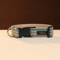 Collar Ruta dibujo Marea, tela en tonos mar con etiqueta de cuero grabada en oro