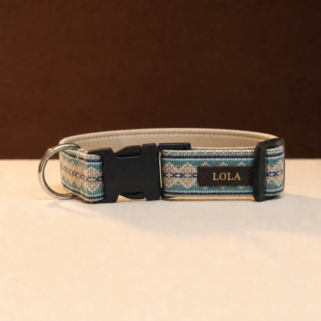 Collar Ruta dibujo Marea, tela en tonos mar con etiqueta de cuero grabada en oro