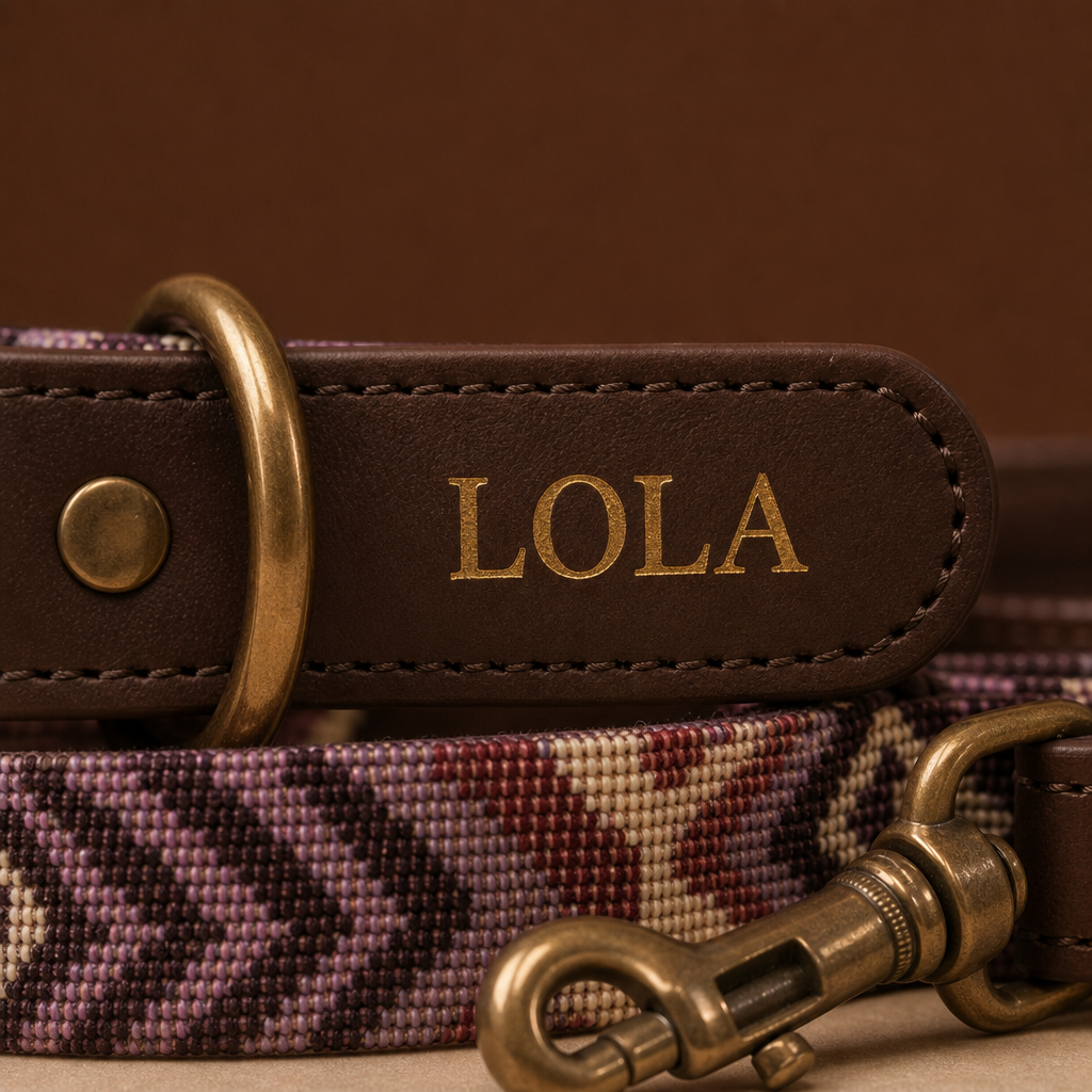 Detalle del pack Patio: nombre LOLA grabado en oro sobre el cuero