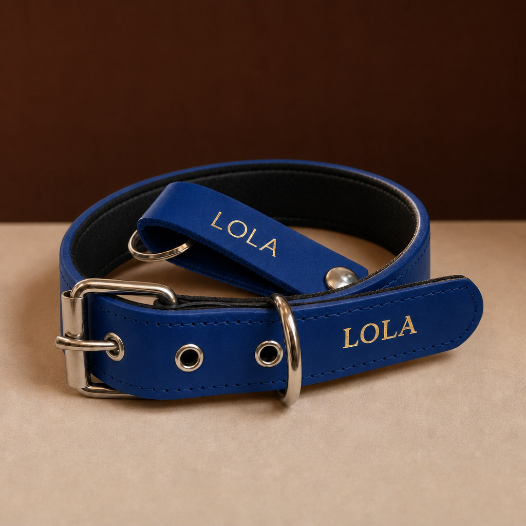 Pack Regalo azul: collar Diario y llavero de cuero con el nombre LOLA grabado en oro